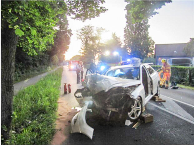 Der Mercedes kollidierte mit einem Baum. Der Mercedes kollidierte mit einem Baum. Foto: Polizei