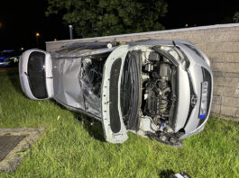 Fahranfänger hatte “mehrere Schutzengel”: Schwerer Unfall Der Hyundai prallte gegen eine Mauer. Foto: Polizei