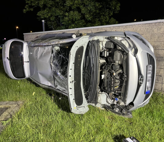Fahranfänger hatte “mehrere Schutzengel”: Schwerer Unfall Der Hyundai prallte gegen eine Mauer. Foto: Polizei