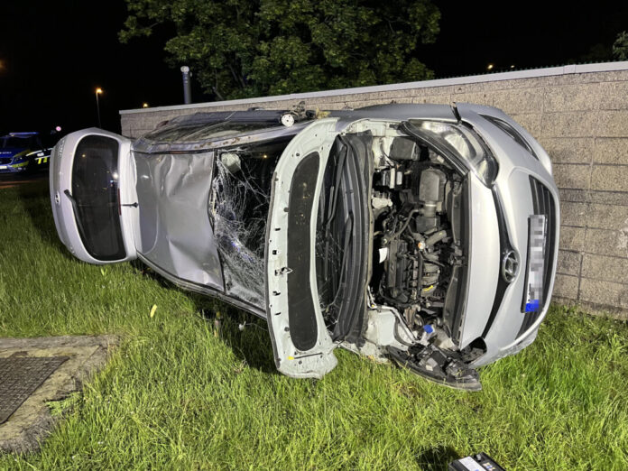 Der Hyundai prallte gegen eine Mauer. Der Hyundai prallte gegen eine Mauer. Foto: Polizei