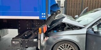 Fahranfänger unaufmerksam: Auto kracht gegen Lastwagen Der Audi prallte in das Heck des Lkw. Foto: Polizei
