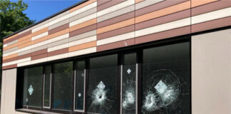 Unbekannte schlagen Fenster von Erkrather Schulen ein An der Schule wurde mehrere Fenster eingeschlagen. Foto: Polizei