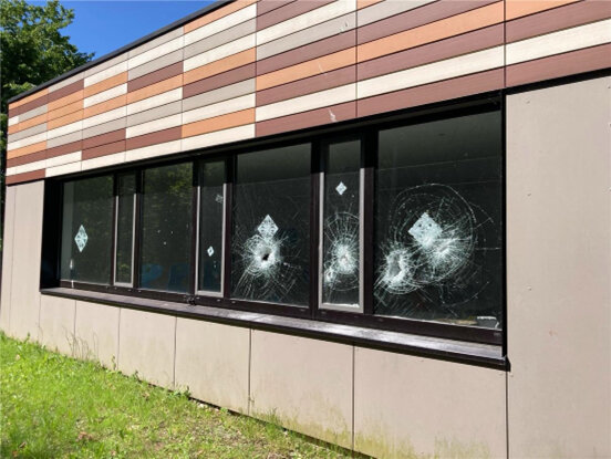 An der Schule wurde mehrere Fenster eingeschlagen. An der Schule wurde mehrere Fenster eingeschlagen. Foto: Polizei