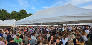 Lintorf stößt auf 50 Jahre Werbegemeinschaft an Das Weinfest in Lintorf ist immer ein beliebter Treffpunkt für Jung und Alt. Bild aus 2025: Alexander Heinz