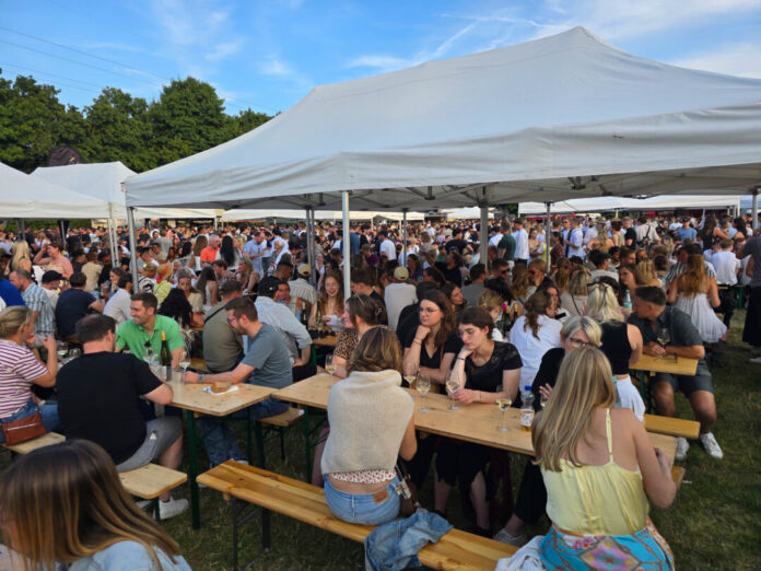 WF25-204222 Das Weinfest in Lintorf ist immer ein beliebter Treffpunkt für Jung und Alt. Bild aus 2025: Alexander Heinz