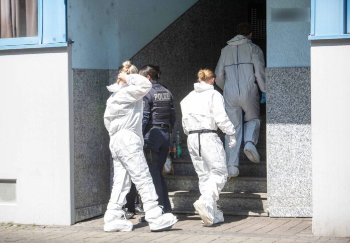 Mann in Köln getötet – 31-Jähriger festgenommen Beamte der Spurensicherung wurden am Samstag zu einem Wohnhaus in Köln-Ehrenfeld gerufen.