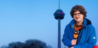 Darum will ein Satiriker den Kölner Fernsehturm sprengen Autor Chris Sommer in seiner Rolle als Reporter Peter-Stefan Thomas vor dem Kölner Fernsehturm - das «ZDF Magazin vor Ort: Die Colonius-Sprengung» kommt am Freitag. (Handoutbild)