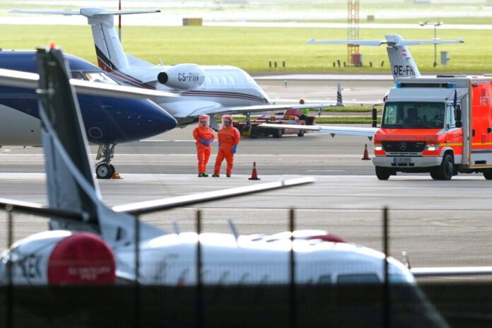 Patienten von Kreuzfahrtschiff «Hondius» evakuiert Drei infizierte Passagiere wurden mit zwei Spezialflugzeugen evakuiert.