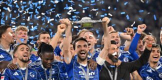 Meisterschale und Freibier: Schalke feiert Aufstiegssaison Kenan Karaman reckte die Schale als Erster in die Luft.