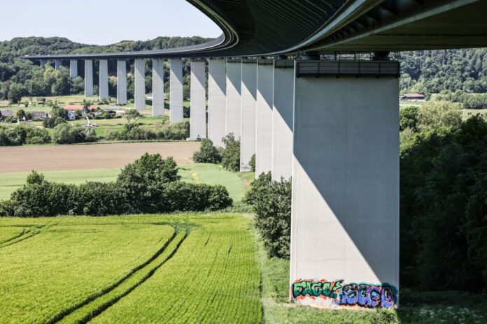 Brücke Mintard über das Ruhrtal Auf 1,8 Kilometern Länge überspannt die Mintarder Brücke das Ruhr-Tal bei Mülheim/Ruhr.