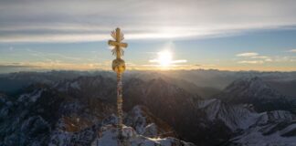 19-Jähriger stirbt bei nächtlichem Aufstieg zur Zugspitze Diesen Anblick wollten die beiden 19-Jährigen nach ihrem nächtlichen Aufstieg genießen. (Archivbild)
