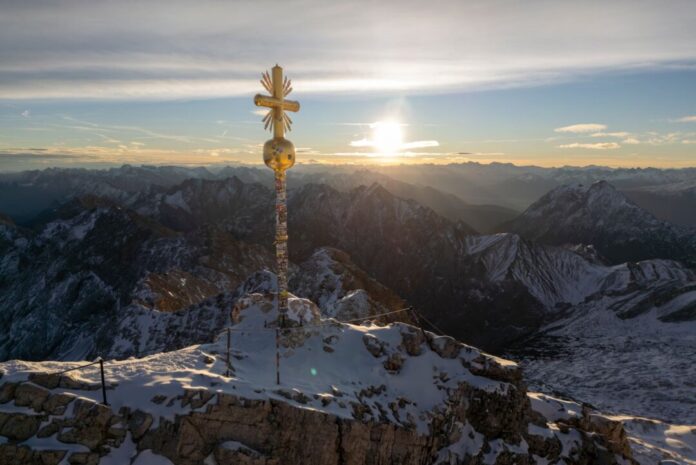 Zugspitz-Gipfelkreuz Diesen Anblick wollten die beiden 19-Jährigen nach ihrem nächtlichen Aufstieg genießen. (Archivbild)