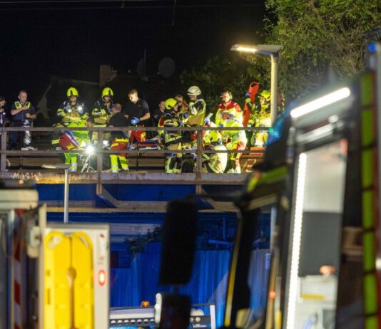 Zwei Menschen von Zug erfasst und verletzt Die beiden Personen wurden von einem Zug erfasst.