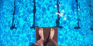 Schäden am Sprungturm – Freibad in Gütersloh geschlossen Vom Sprungturm aus ins kühle Wasser - in Gütersloh geht das vorerst nicht. (Symbolbild)