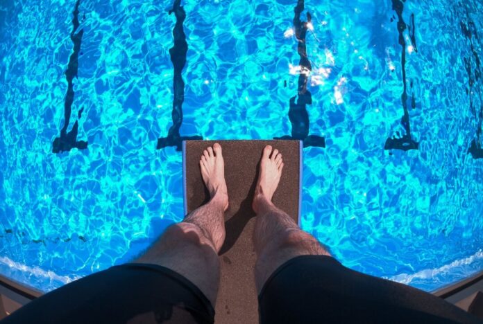 Schwimmen im Freibad Vom Sprungturm aus ins kühle Wasser - in Gütersloh geht das vorerst nicht. (Symbolbild)