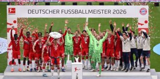 Bayern jubeln mit Meisterschale – Kane-Gala vor Pokalfinale Die Bayern feiern mit der Meisterschale, die Leon Goretzka in Händen hält.