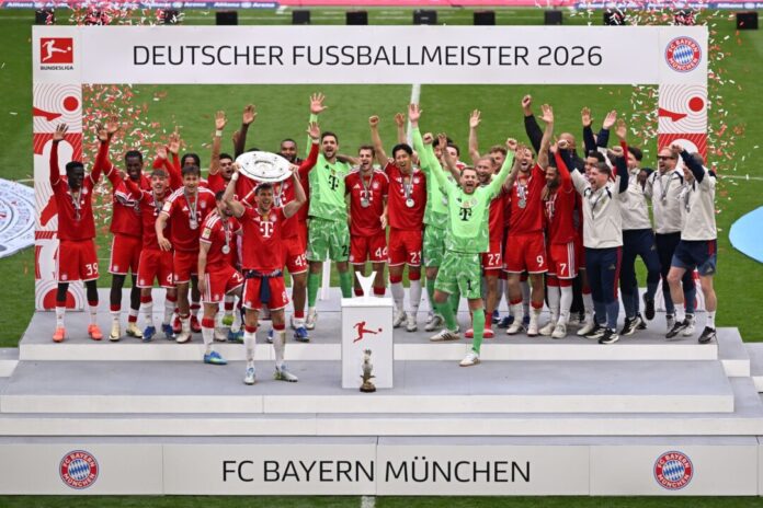 Bayern München - 1. FC Köln Die Bayern feiern mit der Meisterschale, die Leon Goretzka in Händen hält.