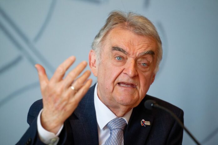Herbert Reul Nordrhein-Westfalens Innenminister Herbert Reul (CDU) setzt sich durch in seinem Haus - das trifft nicht bei allen seinen Beamten auf Beifall. (Archivbild)