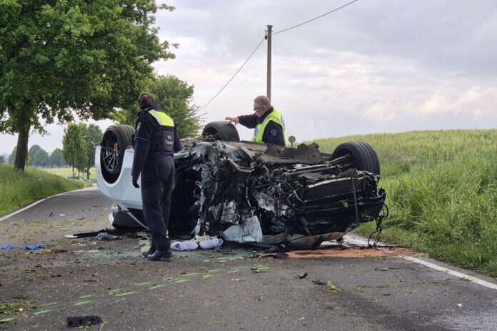 Auto überschlägt sich auf Landstraße in Leverkusen Ein zweiter Wagen war nicht beteiligt.