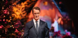 Hendrik Wüst (CDU) spricht bei dem Adventskonzert in Viersen. (Archivfoto)