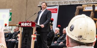 «Wir können froh sein, dass wir fleißige Arbeitnehmerinnen und Arbeitnehmer in diesem Land haben», sagt Vizekanzler Lars Klingbeil (SPD).