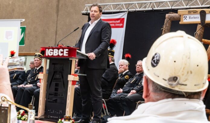 Kundgebungen der Gewerkschaften zum "Tag der Arbeit" «Wir können froh sein, dass wir fleißige Arbeitnehmerinnen und Arbeitnehmer in diesem Land haben», sagt Vizekanzler Lars Klingbeil (SPD).