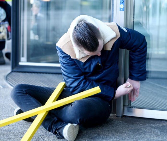 Protest in Düsseldorf nach der Räumung von Lützerath Ein Demonstrant klebte sich an der Glastür des Haupteingangs des Innenministeriums in Düsseldorf fest als Protest nach der Räumung von Lützerath. (Archivbild)