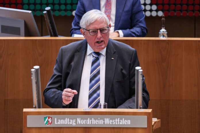 Plenarsitzung des Landtags Düsseldorf NRW-Arbeitsminister Karl-Josef Laumann