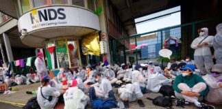 Aktivisten blockieren Panzerbauer- und Pipeline-Werk Da kommt vorerst keiner mehr durch: Klimaaktivisten am Eingang des Mülheimer KNDS-Werks.