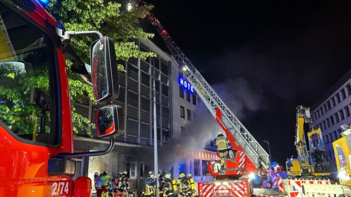 Brand in leerstehendem Haus - Wohnungslose gerettet Im Keller des leerstehenden Hauses war ein Brand ausgebrochen - im Obergeschoss hatten Wohnungslose geschlafen.