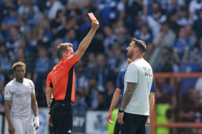 Arminia Bielefeld - VfL Bochum Rot nach dem Schlusspfiff: Tobias Stieler bestraft den Trainer Mitch Kniat für eine provokante Aussage.