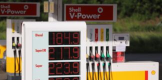 Shell hat wegen Fehleingabe Diesel zu günstig verkauft Die Preistafel an einer Shell-Tankstelle an der Autobahn 59 zeigt für Diesel einen Preis von 1,849 Euro pro Liter an.