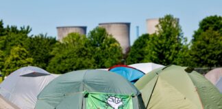 Hunderte Klimaaktivisten beziehen Camp gegen Gaskraftwerke Campen vor Kraftwerkskulisse: Aus Protest gegen den Bau neuer Gaskraftwerke campen hunderte Klimaaktivisten in Hamm.