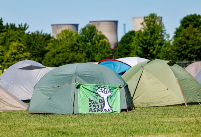 Aufbau vor Klimacamp gegen den Ausbau von Gaskraftwerken Campen vor Kraftwerkskulisse: Aus Protest gegen den Bau neuer Gaskraftwerke campen hunderte Klimaaktivisten in Hamm.