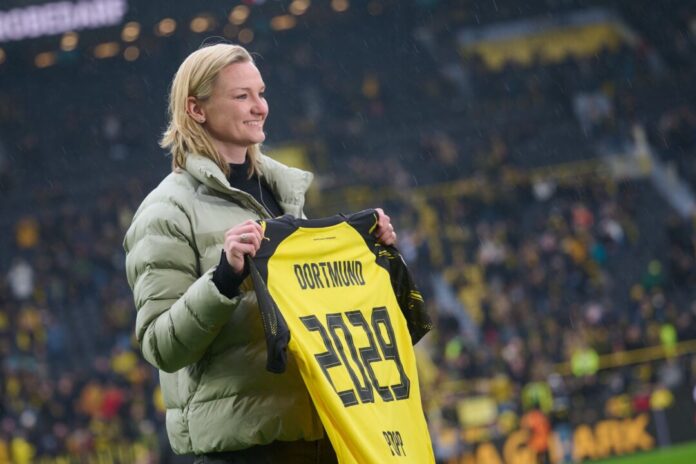 Alexandra Popp Olympiasiegerin Alexandra Popp spielt nächste Saison mit den BVB-Frauen in der dritten Liga. (Archivbild)