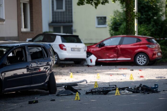 Autofahrerin fährt Kinder an - drei Verletzte Ein Fahrrad und ein verlorener Schuh liegen auf der Fahrbahn - zwei Kinder starben bei einem tragischen Unfall. (Archivbild)