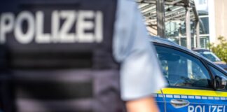 20-Jähriger entkommt bewaffneten Männern Die Polizei sucht nach zwei Tätern mit einer Schusswaffe. (Symbolbild)