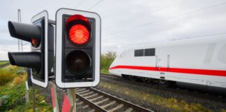 Bahnverkehr nach Lkw-Unfall im Raum Düsseldorf gestört Ein Lkw-Unfall sorgt für Umleitungen und Ausfälle bei der Bahn. (Symbolbild)