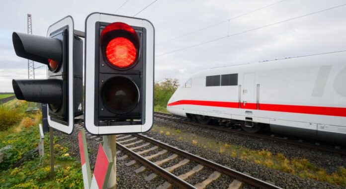 Ausfälle bei der Bahn Ein Lkw-Unfall sorgt für Umleitungen und Ausfälle bei der Bahn. (Symbolbild)