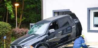 Auto durchbricht Hauswand und landet in der Küche Feuerwehr und Technisches Hilfswerk bauten eine Holzrampe, um den Pick-up zu bergen.