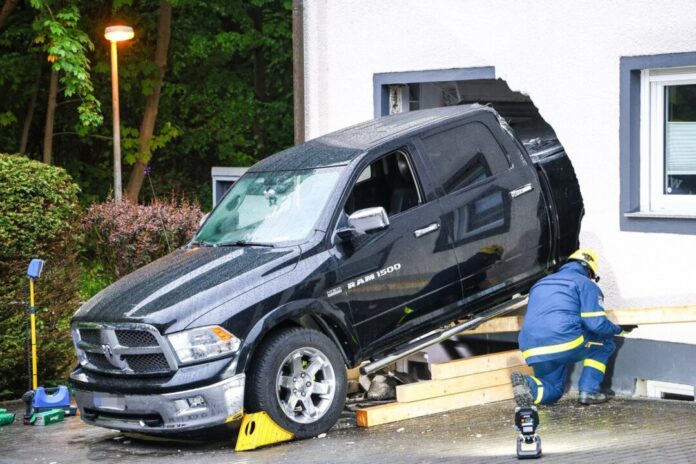 Auto landet in Küche einer Wohnung Feuerwehr und Technisches Hilfswerk bauten eine Holzrampe, um den Pick-up zu bergen.