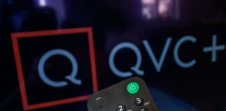 Streit vor Gericht: Welche Bedeutung hat Teleshopping? Der Teleshopping-Senders QVC ist auf einem Fernseher zu sehen. Der Anbieter streitet sich seit Jahren mit der Landesmedienanstalt in Nordrhein-Westfalen um eine bessere Sichtbarkeit – jetzt auch vor Gericht.