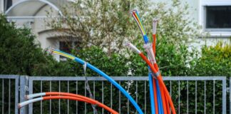 Wenige Kunden, hohe Kosten: Es kriselt in Glasfaser-Branche Glasfaser-Kabel an einem Schaltschrank.