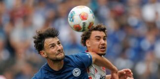 Bauer wechselt fest vom FC Augsburg nach Bielefeld Verteidiger Maximilian Bauer (l) bleibt länger in Bielefeld. (Archivbild)