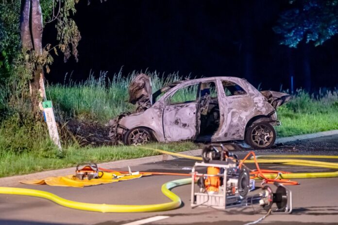 Frau verbrennt nach Kollision in Ihrem Auto Die Unfallursache ist noch unklar.