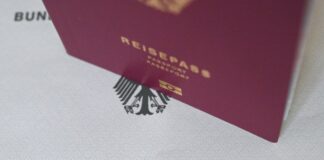 Zahl der Einbürgerungen in NRW erreicht neuen Höchststand Im Jahr 2025 haben sich rund 76.000 Menschen in NRW einbürgern lassen. (Symbolbild)