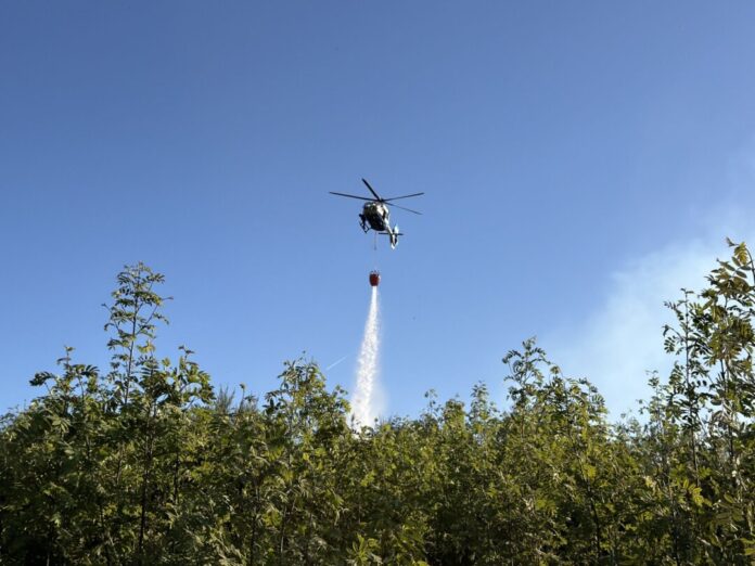 Waldbrand bei Attendorn Auch ein Polizeihubschrauber unterstützte bei den Löscharbeiten.