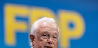 Kubicki obsiegt bei FDP-Vorsitzwahl gegen Strack-Zimmermann Kubicki hat sich gegen die überraschende Gegenkandidatin bei der Wahl des FDP-Vorsitzes, Strack-Zimmermann, durchgesetzt.