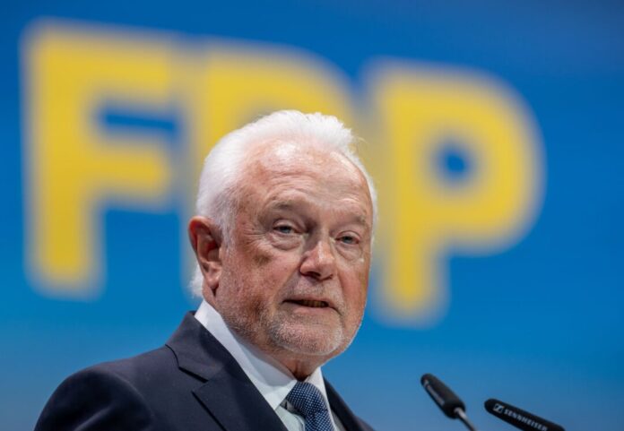 FDP Bundesparteitag Kubicki hat sich gegen die überraschende Gegenkandidatin bei der Wahl des FDP-Vorsitzes, Strack-Zimmermann, durchgesetzt.