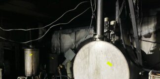Polizei vermutet Drogenlabor nach Brand in Halver Dieses von der Polizei Hagen zur Verfügung gestellte Foto zeigt mehrere Kanister und Geräte in einer Halle.